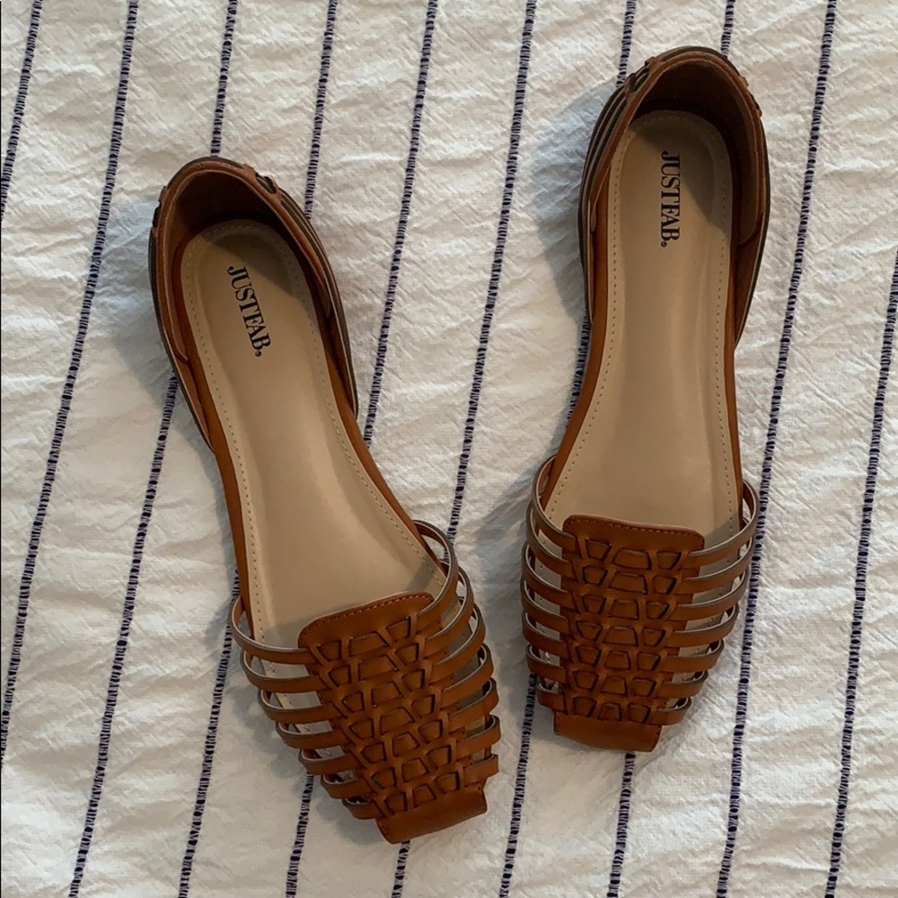 Lucita Woven Flat